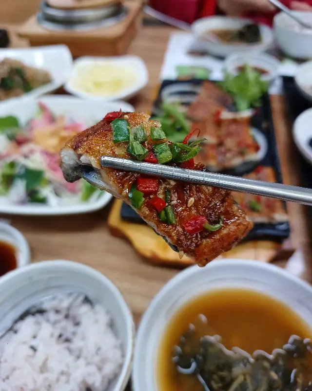 윤기가 좌르르 흐르는 장어구이