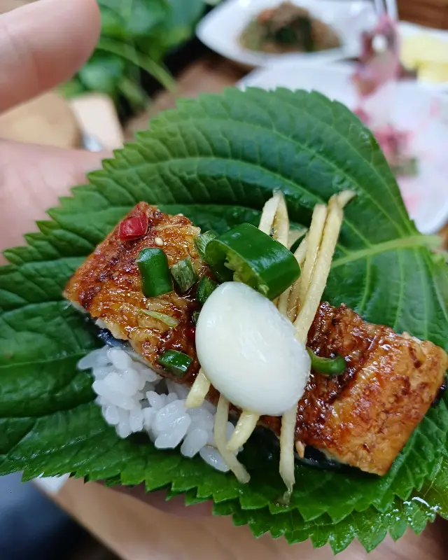 싱싱한 쌈 채소와 장어의 환상적인 조합