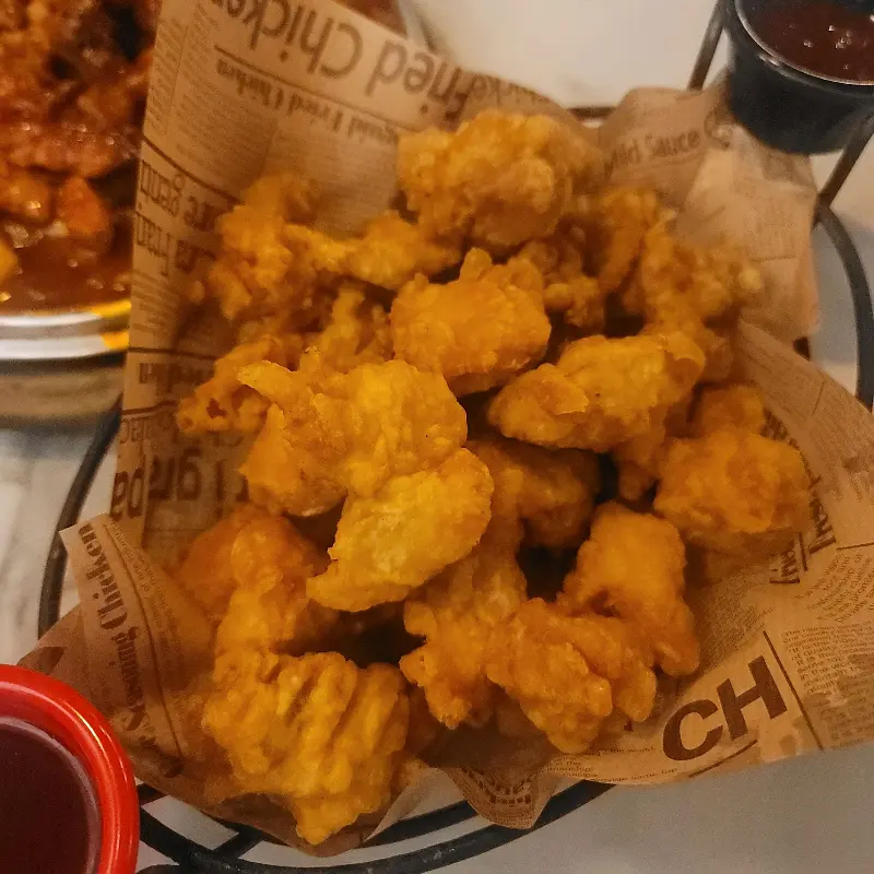 겉은 바삭하고 속은 촉촉한 후라이드 치킨