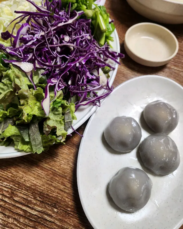 신선한 야채와 곁들임 찬