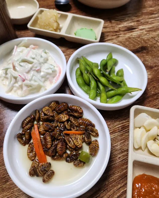 다양한 곁들임 찬들