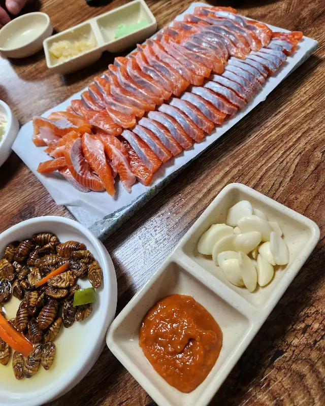 신선한 송어회 한 상 차림