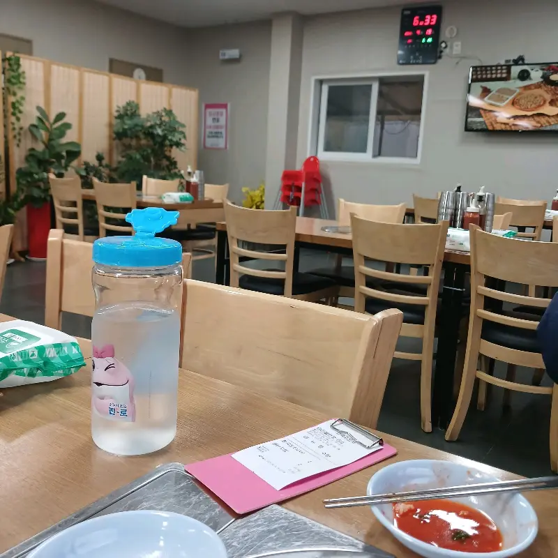 깔끔하고 정돈된 식당 내부