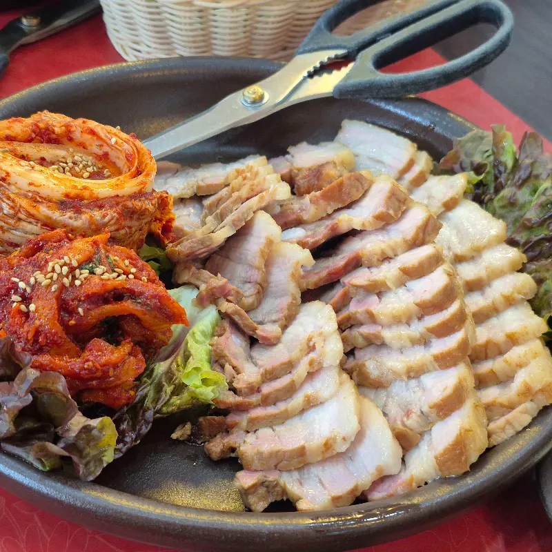 다채로운 재료를 곁들여 즐기는 보쌈 쌈