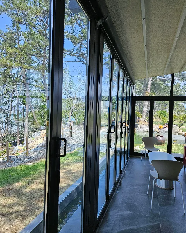 통창으로 보이는 정원