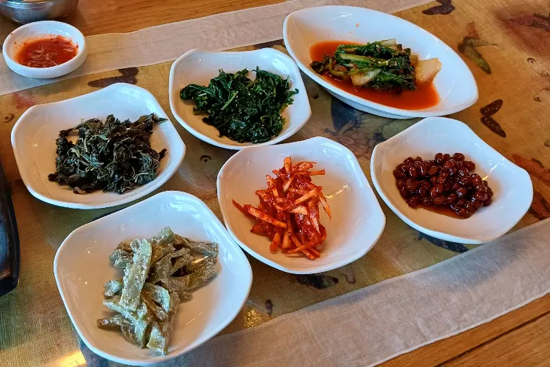 다채로운 색감과 정갈함이 돋보이는 밑반찬