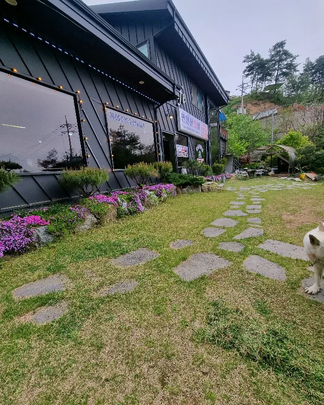 허니하우스 건물과 정원