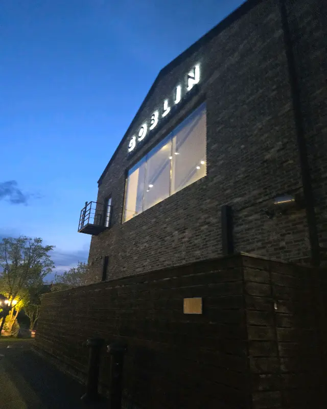 저녁 무렵의 카페 외관