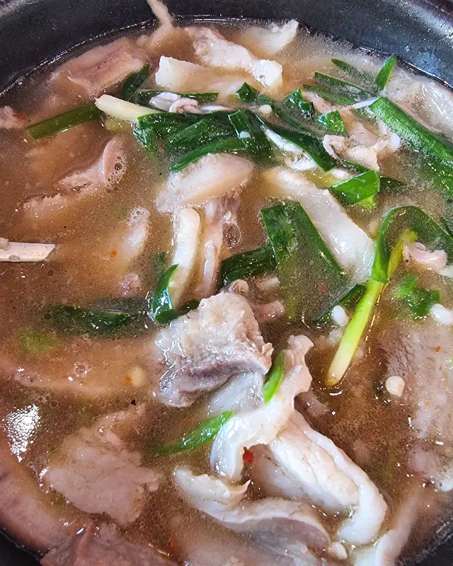 돼지국밥 속 푸짐하게 들어있는 고기