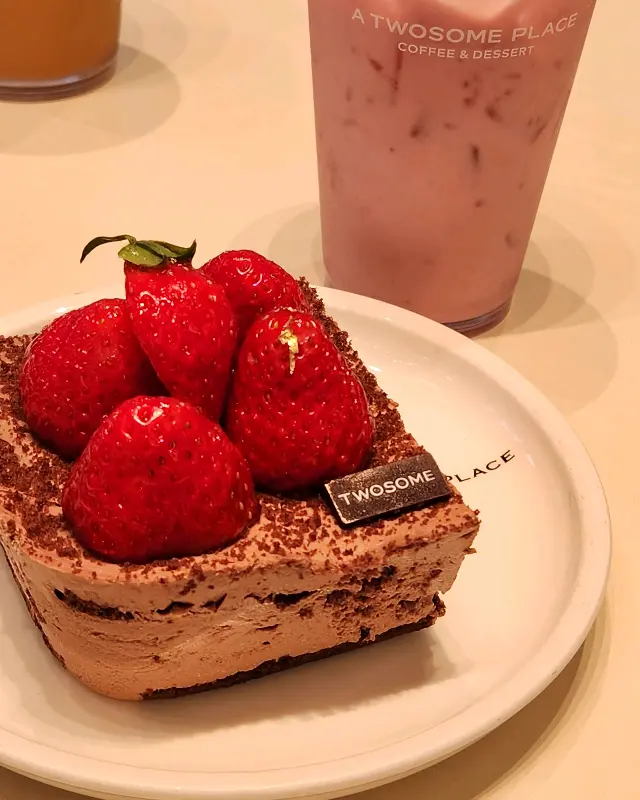 투썸플레이스의 딸기 디저트