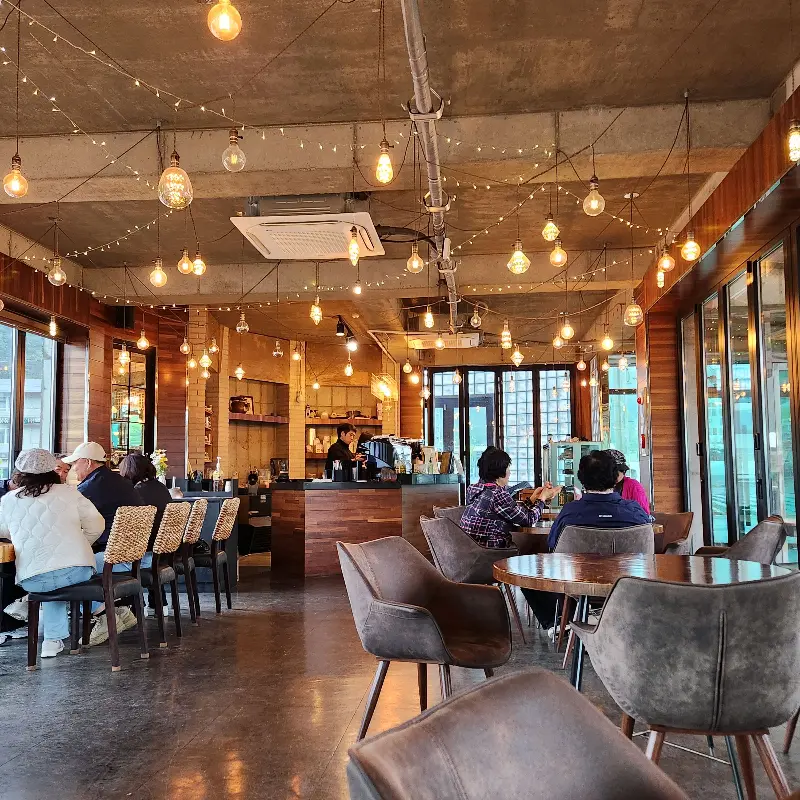 카페 내부 전경