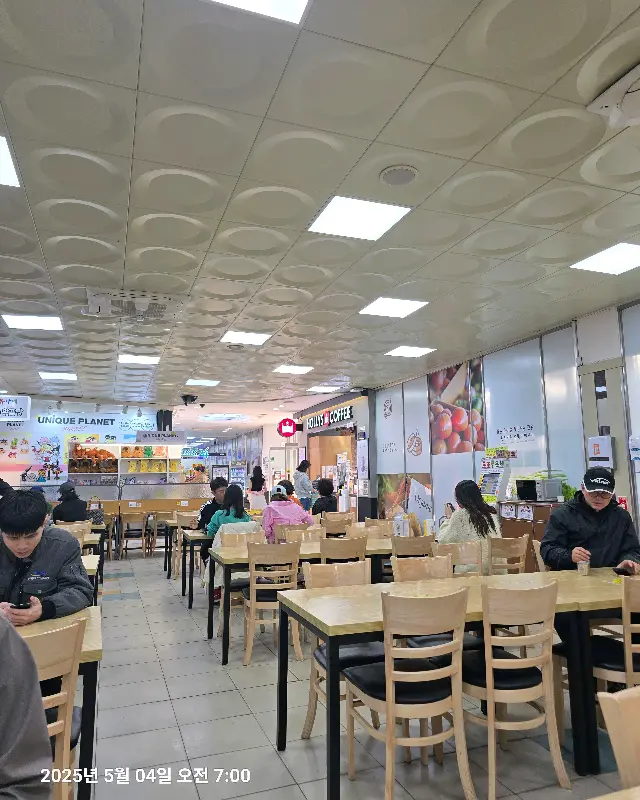 넓고 깔끔한 식당 내부