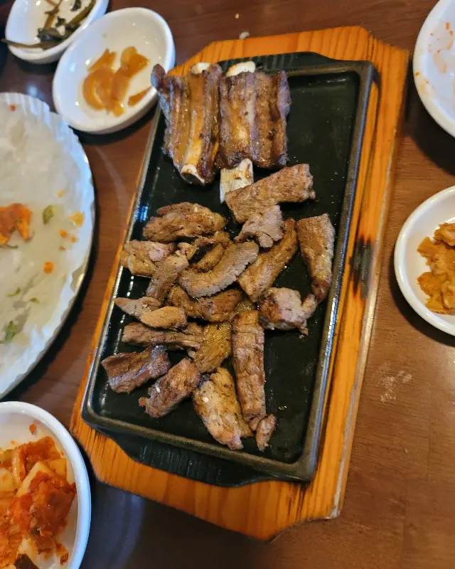 돼지갈비 한 상 차림