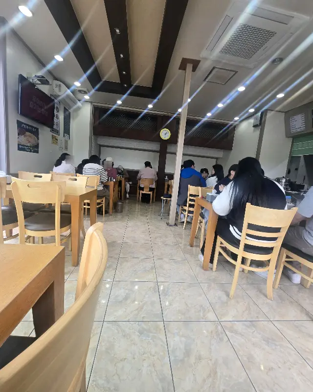 넓고 깔끔한 식당 내부