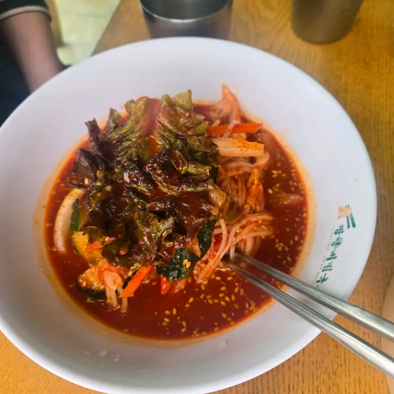 비빔국수 근접 사진