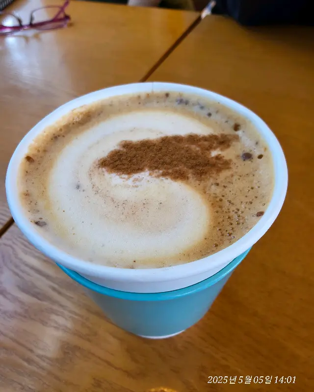 달콤한 아이스크림과 시럽이 듬뿍 뿌려진 크로플