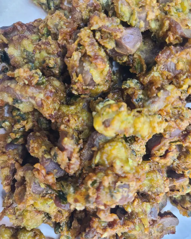 접시에 가득 담긴 닭똥집 튀김