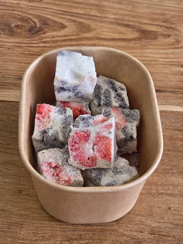 테이블에 놓인 음료와 빵