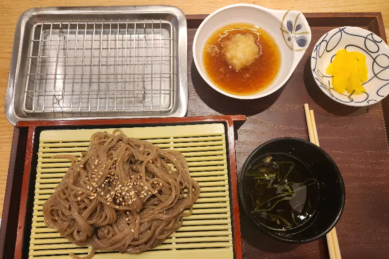 정갈하게 담겨 나온 냉모밀 세트