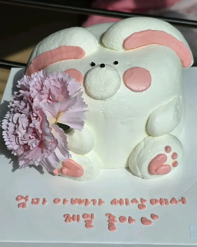 카네이션과 함께 있는 강아지 케이크