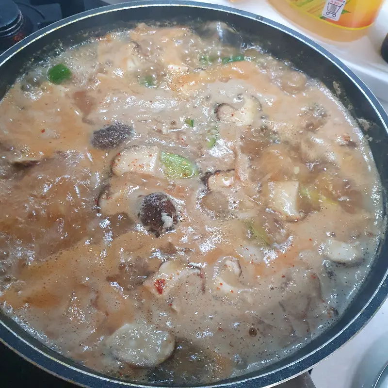 푸짐한 찌개의 모습