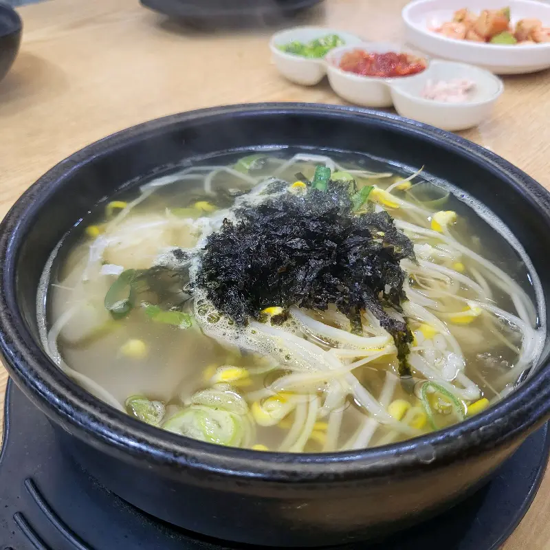 벽에 붙어 있는 메뉴판