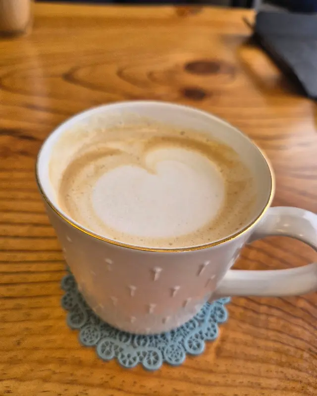 하트 모양 라떼 아트가 인상적인 커피