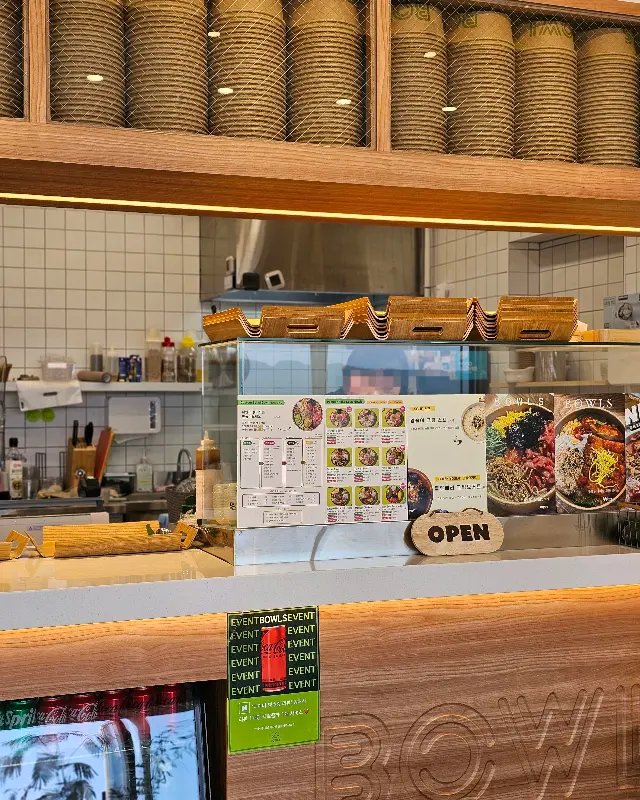 메뉴판과 오픈 안내가 붙어 있는 카운터 전경