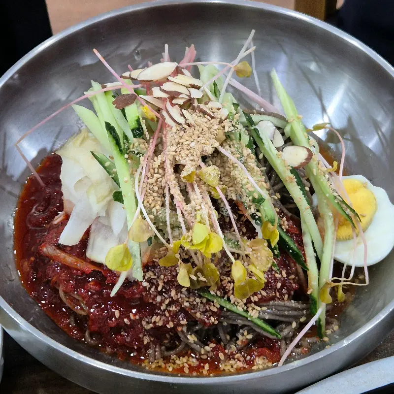 보기만 해도 군침이 도는 막국수