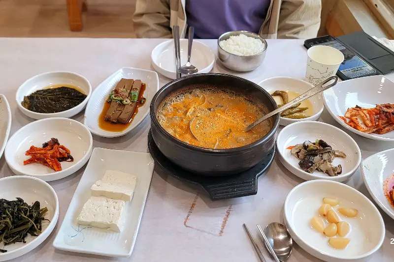 정갈한 밑반찬과 메인 메뉴의 조화