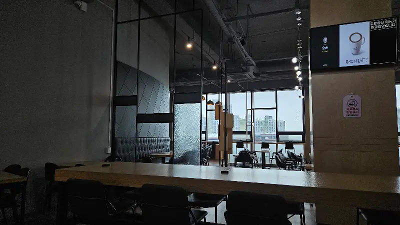 넓은 테이블과 편안한 의자가 인상적인 그라찌에 내부