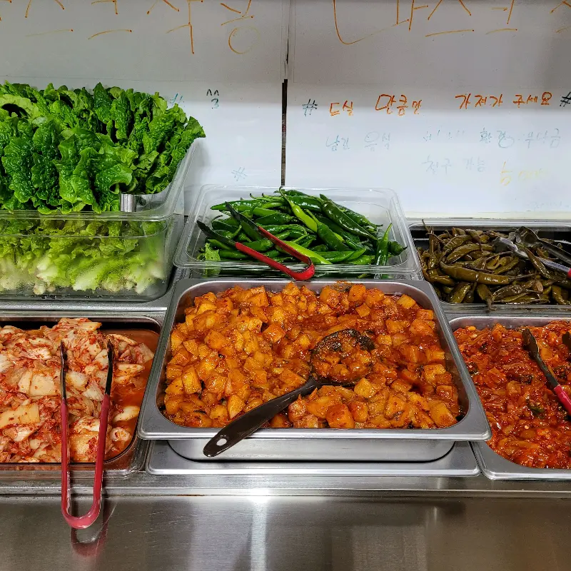 푸짐한 셀프 반찬 코너