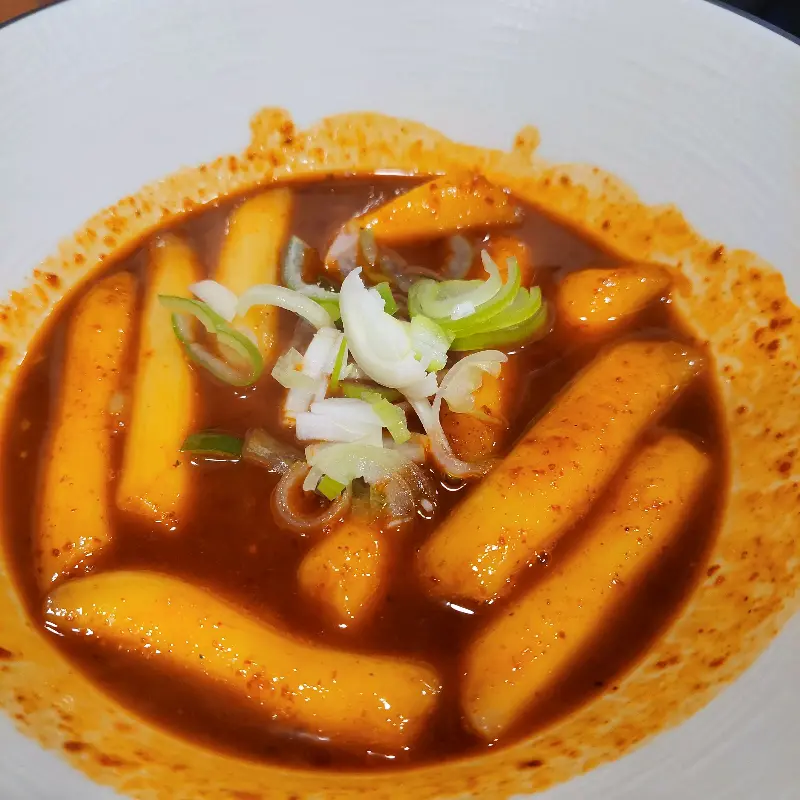 고기, 버섯, 숙주를 함께 구워 먹는 모습