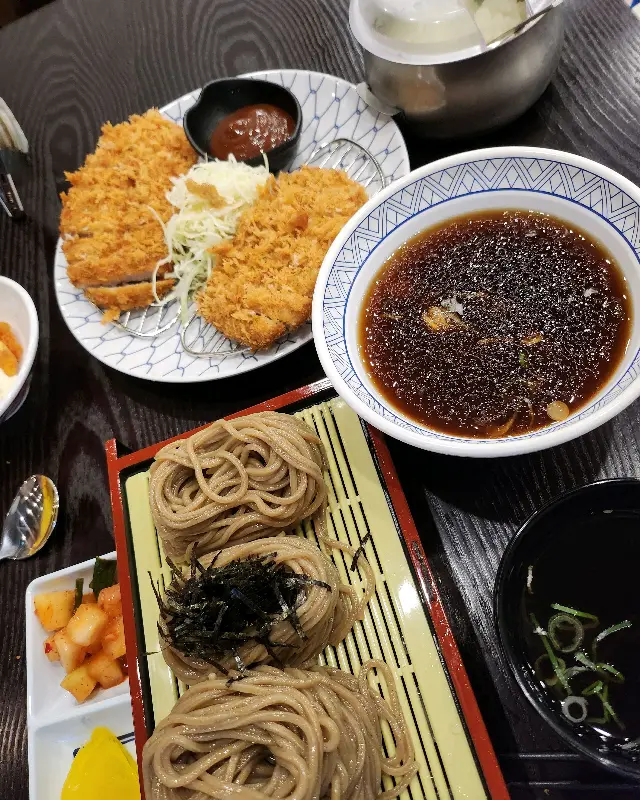 모밀소바와 돈까스 정식