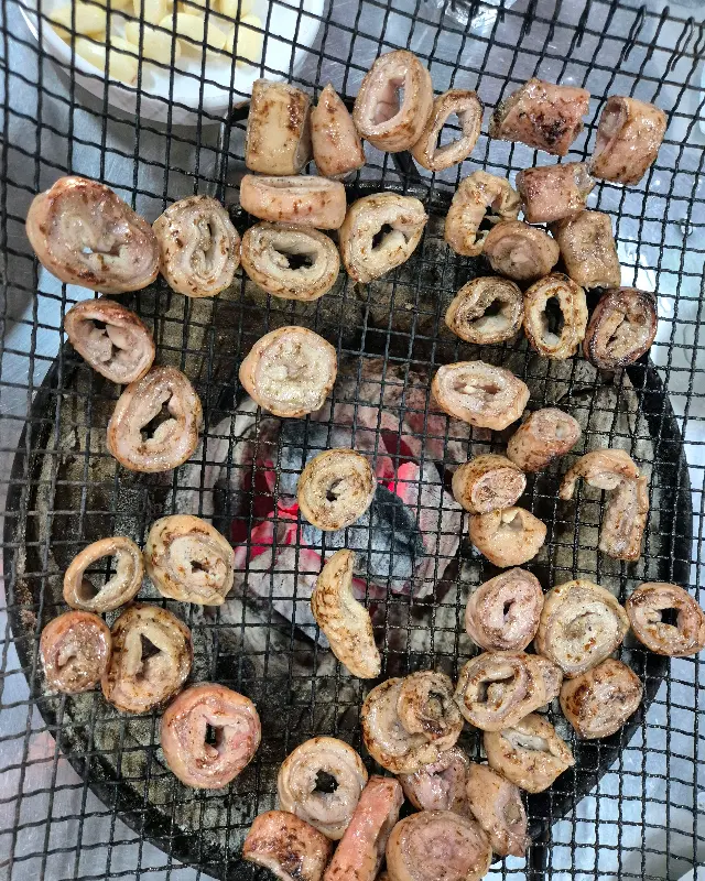 숯불 위에서 구워지고 있는 서울막창의 돼지막창