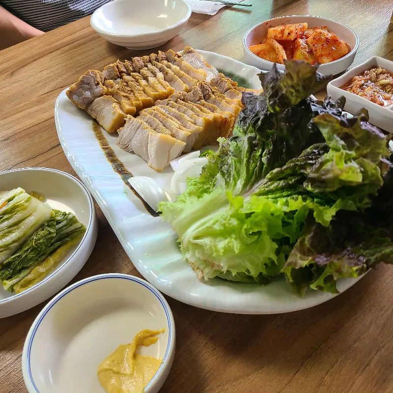 수육 한 상 차림