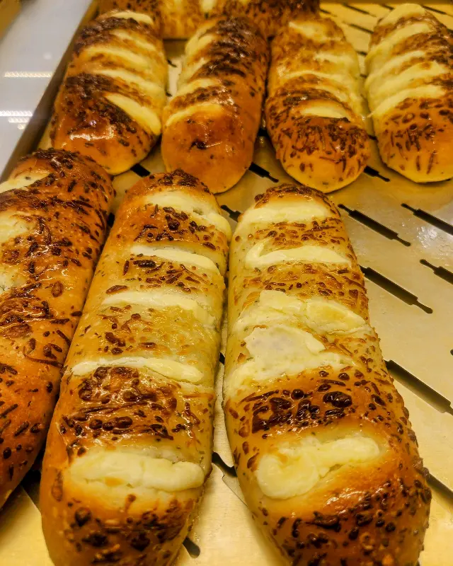 다양한 빵 진열대