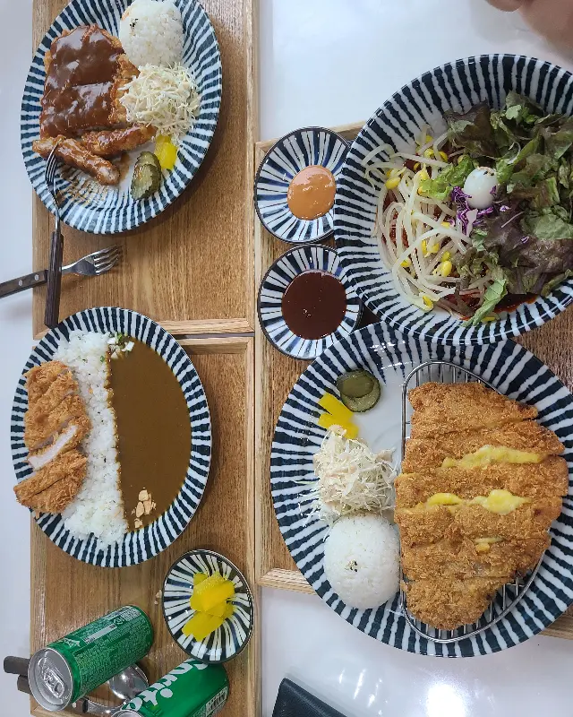 다양한 메뉴를 한눈에 담은 사진