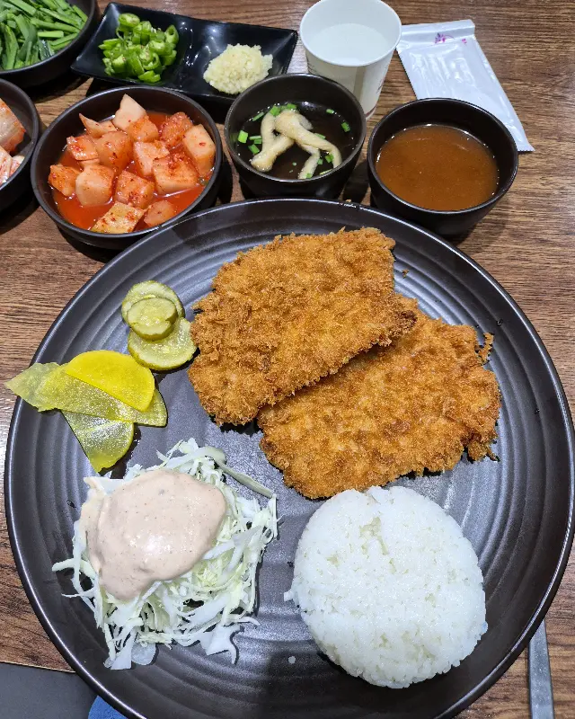 푸짐한 돈까스 한 상
