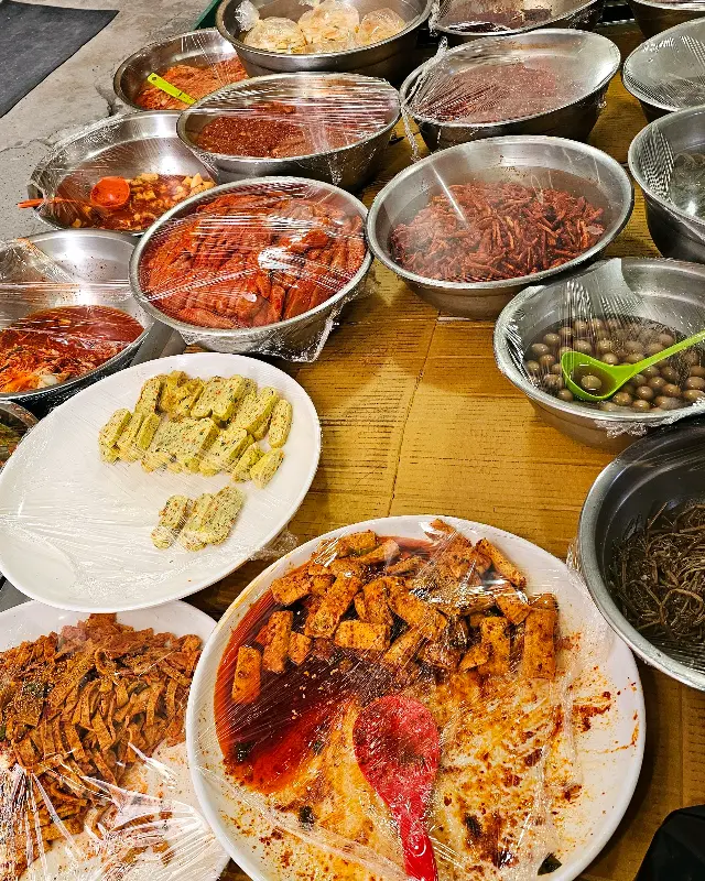 다양한 종류의 김치와 반찬들