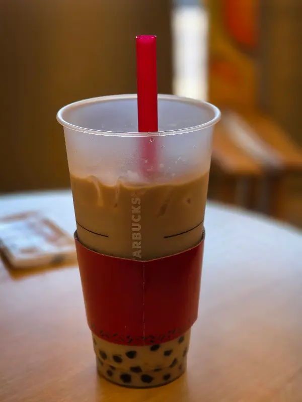 블랙 밀크티와 빨간색 홀더