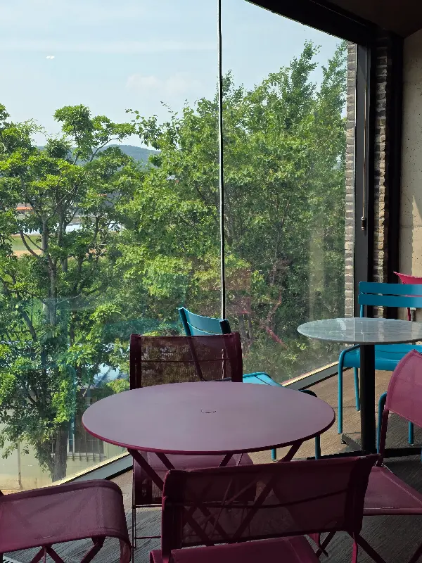 통유리창 너머로 보이는 푸른 풍경