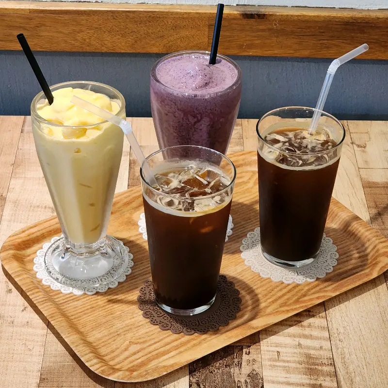 다양한 음료가 놓인 나무 트레이