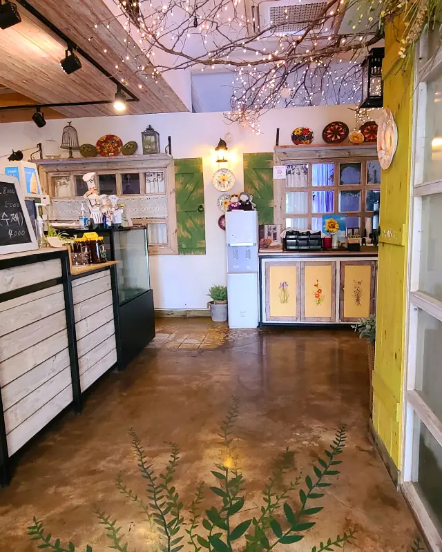 아기자기한 소품들이 가득한 내부