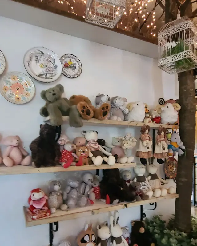 곰인형들이 옹기종기 놓여 있는 벽면