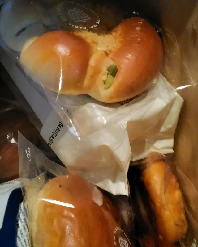 늦은 시간에도 빵을 살 수 있어서 좋아!