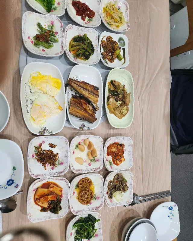 한 상 가득 차려진 반찬들