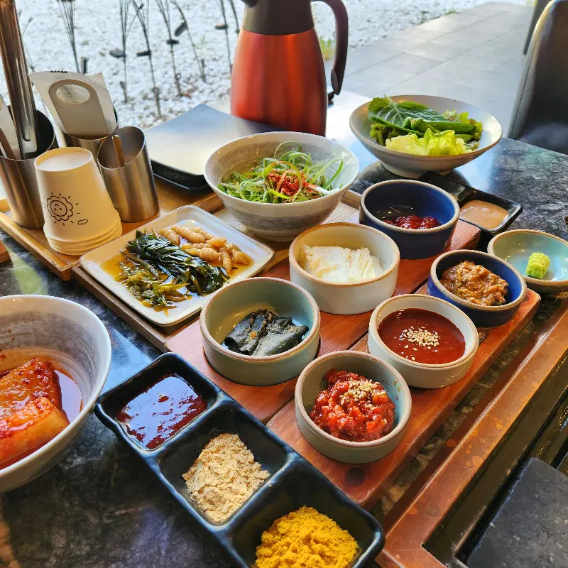 다채로운 밑반찬과 소스
