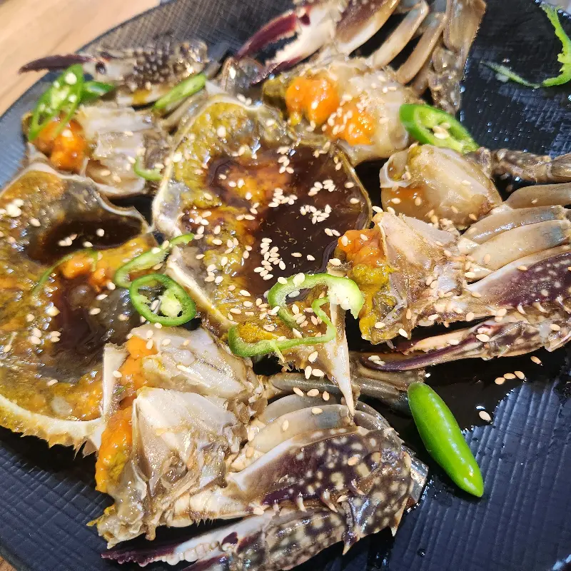 알과 살이 가득 찬 간장게장의 클로즈업