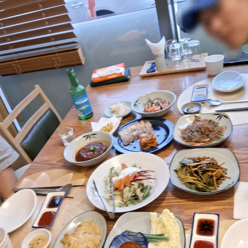 테이블 가득 차려진 코스 요리